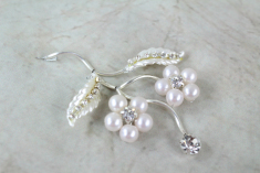 Brooches in all kinds of designs. Hearts, pearls, Diamante, large small and petite.