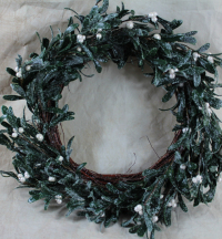 1-x-dark-mistletoe-wreath-on-birch-base