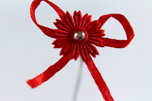 Vibrant daisy bow with adhesive pad